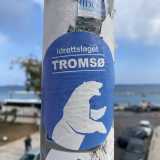 Su un palo di largo Maurogiovanni ci attrae invece il simbolo di un orso bianco. Si tratta dello stemma del Troms�, squadra militante nel massimo campionato norvegese, nonch� il �club professionistico pi� a nord del mondo�